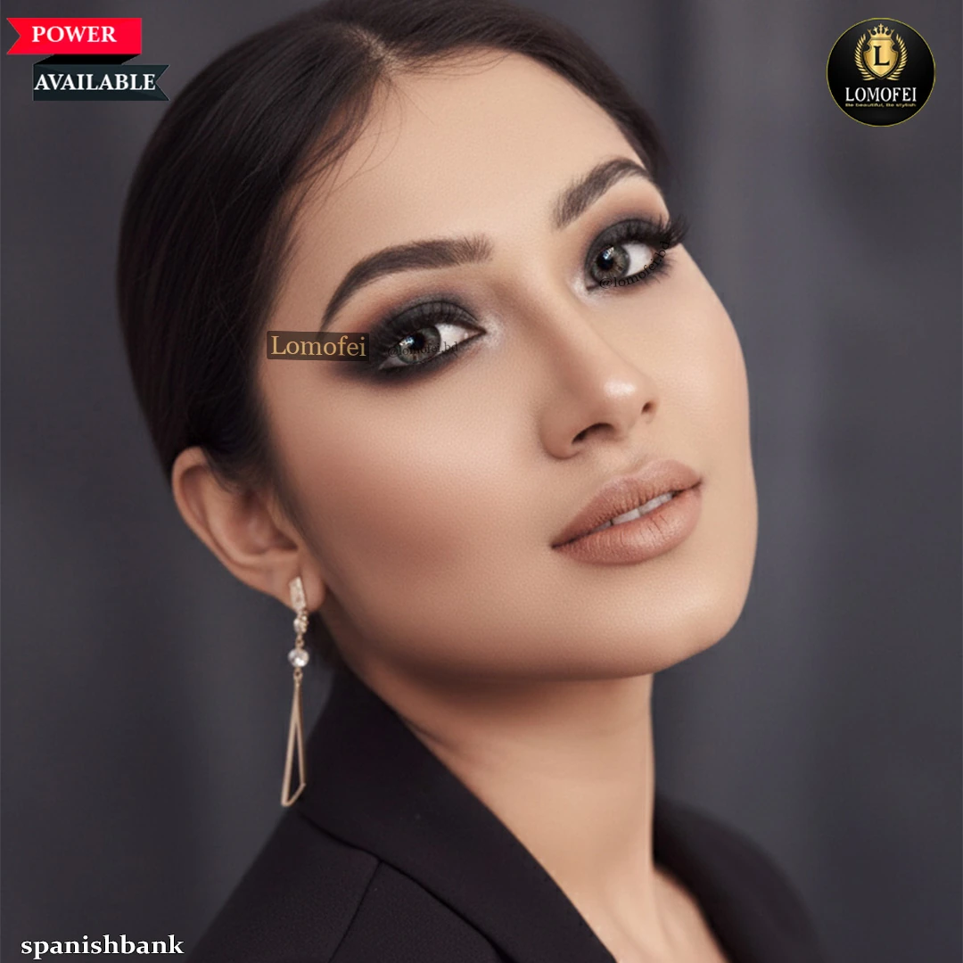 Freshlady Spanish Bank natural looking contact lenses on fashion model